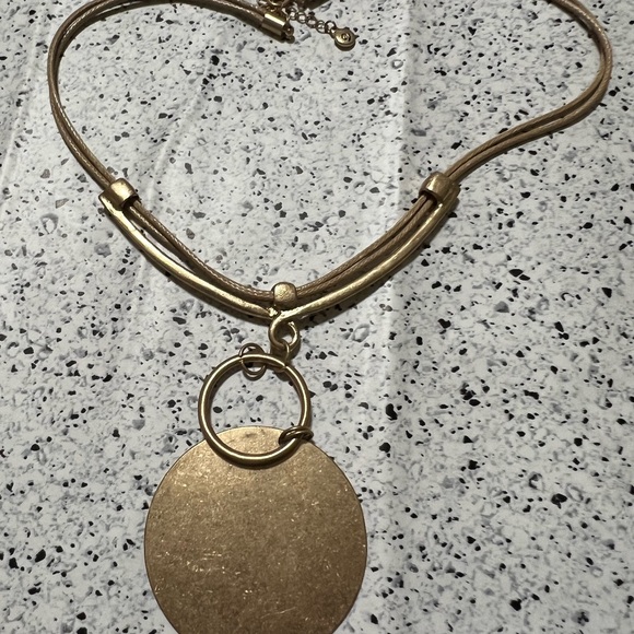 LC beautiful gold tone necklace - Picture 2 of 3